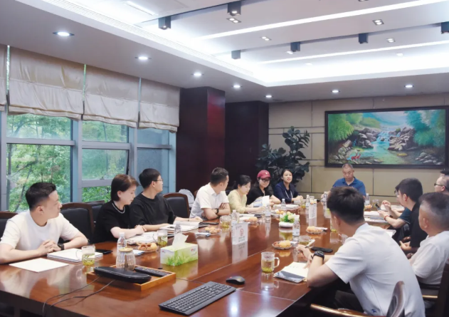 携手共进 聚力前行｜四川省川联体育产业商会走访华西装饰，共筑体育产业新未来